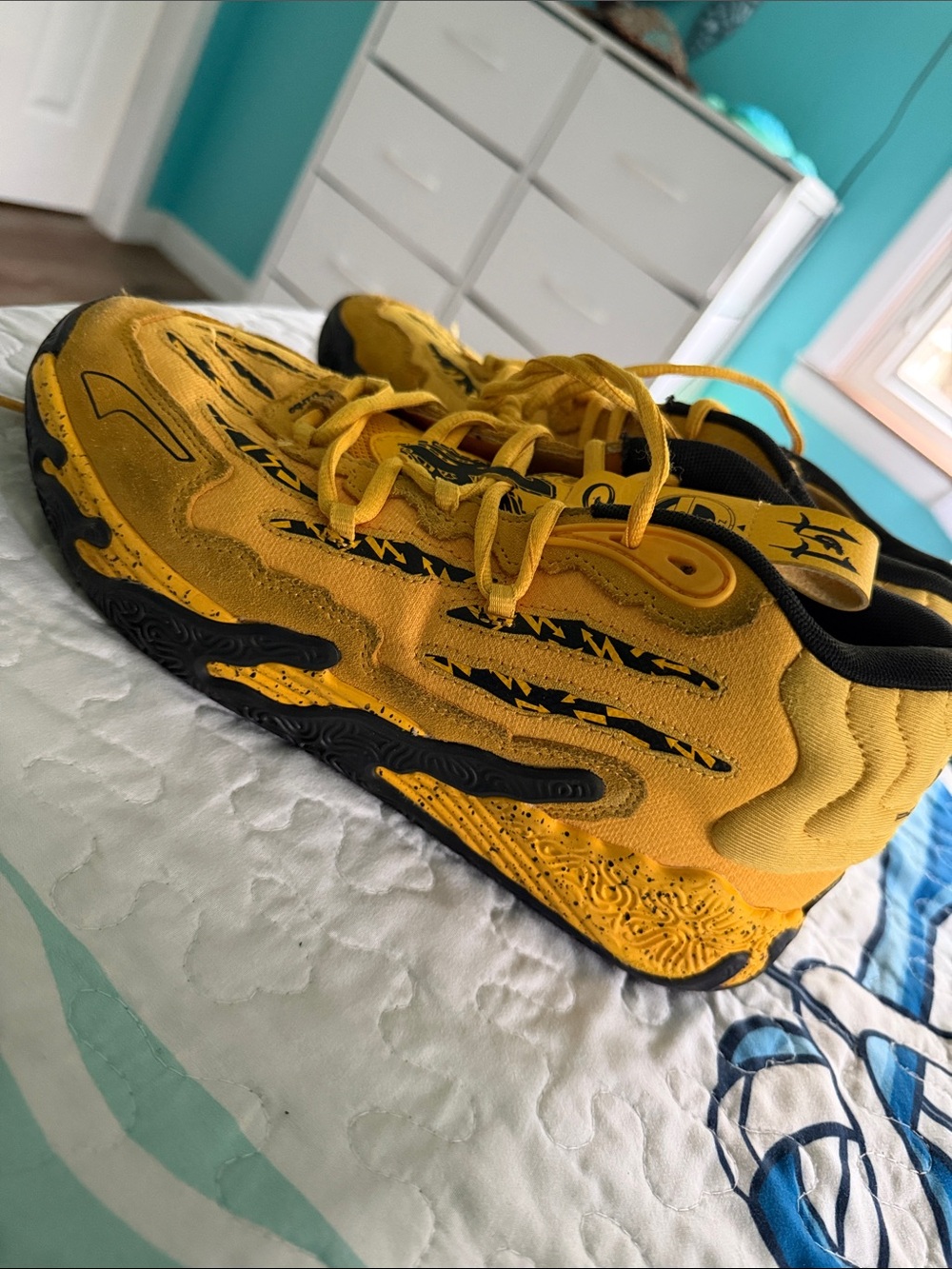 Lamelo Ball Porsche Puma women’s 8 Yellow and Black Trail-Inspired Sneakers - Picture 3 of 6